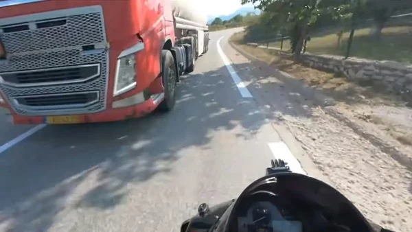 Οδηγός βυτιοφόρου κάνει προσπέραση πάνω σε στροφή – Από τύχη γλίτωσε μηχανή την μετωπική - Δείτε βίντεο
