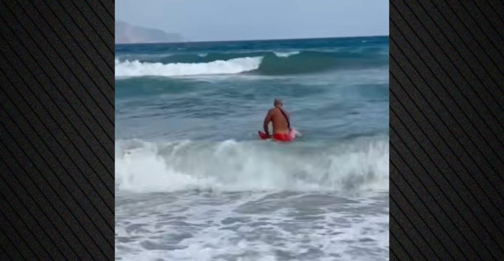 Ναυαγοσώστης έδωσε μάχη με τα κύματα για να σώσει γυναίκα σε παραλία των Χανίων - Δείτε βίντεο