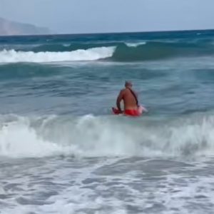 Ναυαγοσώστης έδωσε μάχη με τα κύματα για να σώσει γυναίκα σε παραλία των Χανίων - Δείτε βίντεο