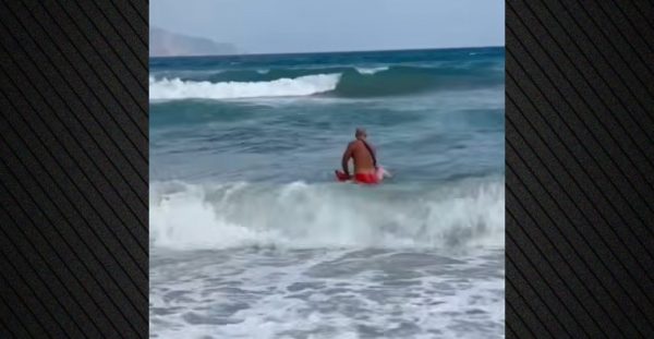 Ναυαγοσώστης έδωσε μάχη με τα κύματα για να σώσει γυναίκα σε παραλία των Χανίων - Δείτε βίντεο