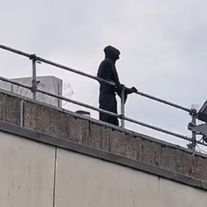 Άνδρας ντυμένος Χάρος επισκέφθηκε νοσοκομείο και κοιτούσε επίμονα ασθενείς...
