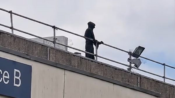 Άνδρας ντυμένος Χάρος επισκέφθηκε νοσοκομείο και κοιτούσε επίμονα ασθενείς...