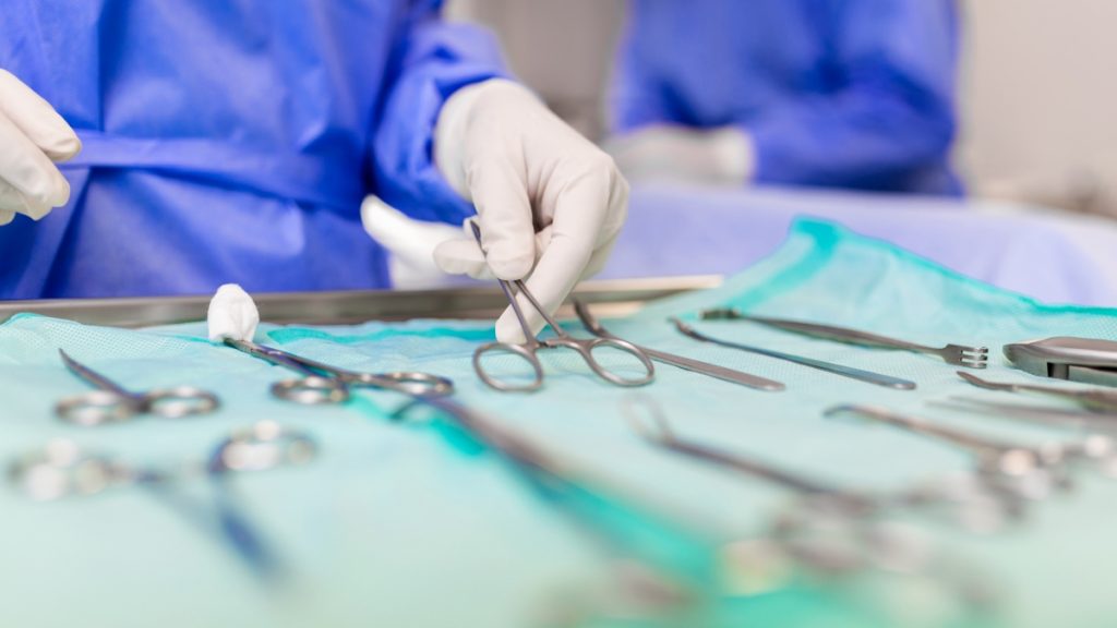 Γιατροί αφαίρεσαν από 55χρονο πέτρα βάρους 3,1 κιλών: "Ήταν σαν μωρό"!