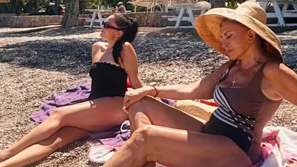 H Μιμή Ντενίση με την κόρη της, Μαριτίνα, στην παραλία - Το στιγμιότυπο από τις διακοπές τους στον Θεολόγο