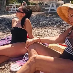 H Μιμή Ντενίση με την κόρη της, Μαριτίνα, στην παραλία - Το στιγμιότυπο από τις διακοπές τους στον Θεολόγο