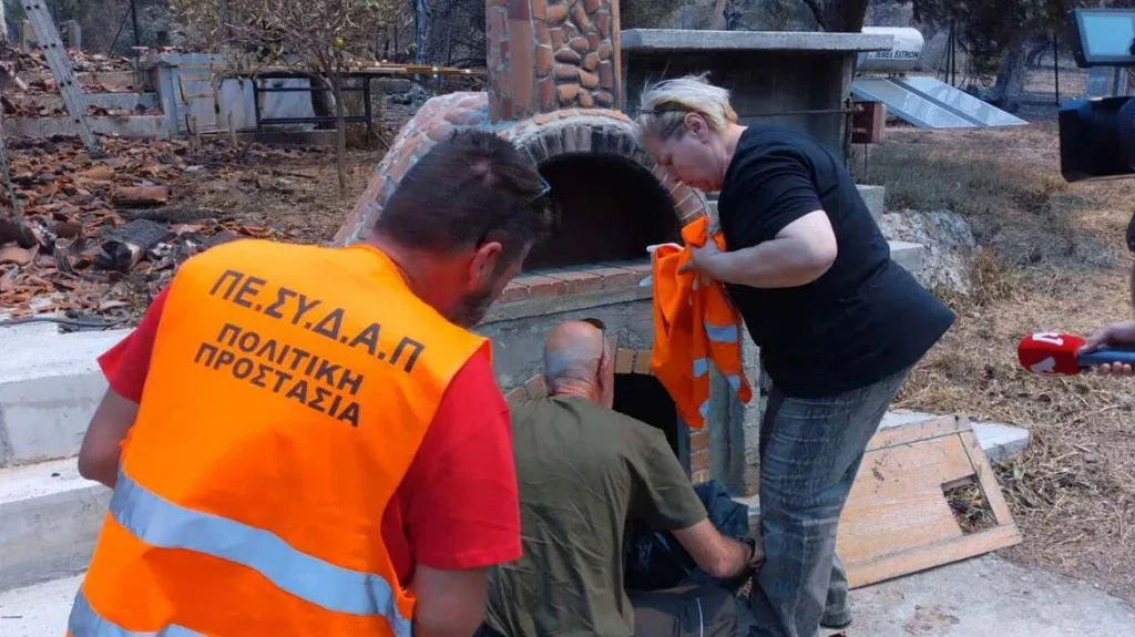 Συγκλονιστικές διασώσεις ζώων στα πύρινα μέτωπα: Σκύλος δεμένος σε αυλή και νεογέννητα γατάκια σε ξυλόφουρνο, δείτε φωτογραφίες