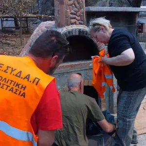 Συγκλονιστικές διασώσεις ζώων στα πύρινα μέτωπα: Σκύλος δεμένος σε αυλή και νεογέννητα γατάκια σε ξυλόφουρνο, δείτε φωτογραφίες