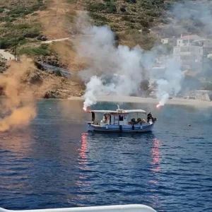 Με κόρνες πλοίων και καπνογόνα από καΐκια το τελευταίο «αντίο» στον δήμαρχο Φούρνων, Δημήτρη Καρύδη