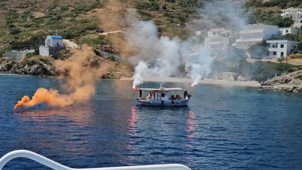 Με κόρνες πλοίων και καπνογόνα από καΐκια το τελευταίο «αντίο» στον δήμαρχο Φούρνων, Δημήτρη Καρύδη