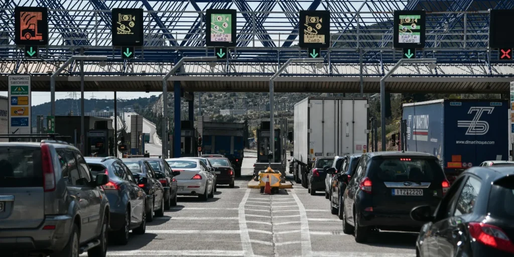 Φεύγουν και οι τελευταίοι αδειούχοι για τον Δεκαπενταύγουστο: Ουρές στα διόδια Ελευσίνας, 100% πληρότητα στα ΚΤΕΛ