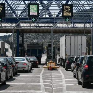 Φεύγουν και οι τελευταίοι αδειούχοι για τον Δεκαπενταύγουστο: Ουρές στα διόδια Ελευσίνας, 100% πληρότητα στα ΚΤΕΛ