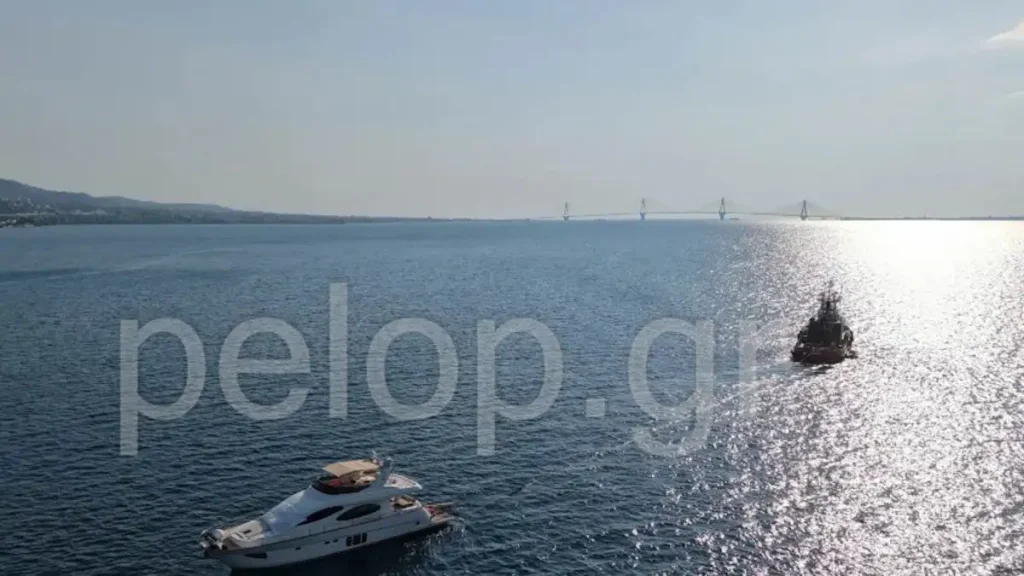 Αχαΐα: Ξεκόλλησε το πολυτελές γιοτ που είχε προσαράξει για 5 μέρες σε αβαθή νερά στο Δρέπανο