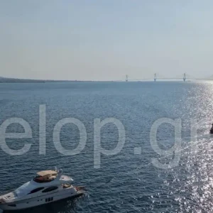 Αχαΐα: Ξεκόλλησε το πολυτελές γιοτ που είχε προσαράξει για 5 μέρες σε αβαθή νερά στο Δρέπανο