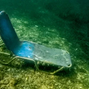 Ξαπλώστρες «πνίγουν» το βυθό σε παραλία της Κέρκυρας (BINTEO)