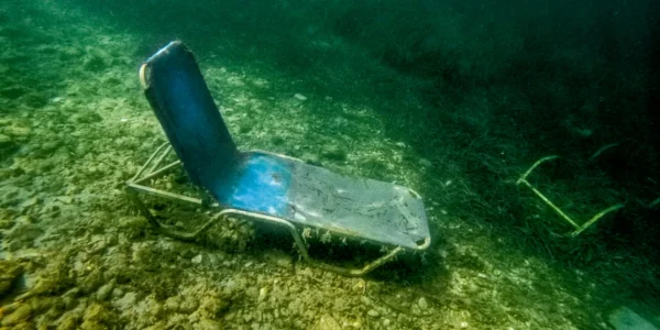 Ξαπλώστρες «πνίγουν» το βυθό σε παραλία της Κέρκυρας (BINTEO)