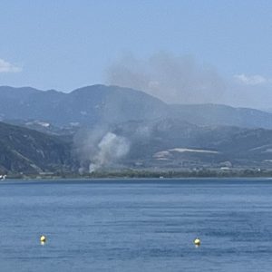 Συναγερμός για πυρκαγιά στο κάμπινγκ του ΕΟΤ στα Καμένα Βούρλα
