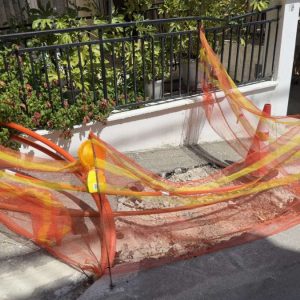 Ποιος θα κλείσει αυτούς τους λάκκους στη Λαμία