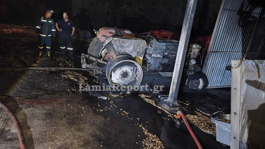 Πυρκαγιά σε αγροτική αποθήκη τα ξημερώματα στη Λοκρίδα - Δείτε εικόνες