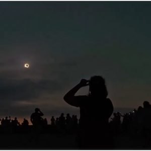 Ολική έκλειψη ηλίου: Εντυπωσιακά βίντεο από το σπάνιο φαινόμενο – Η στιγμή που η μέρα έγινε νύχτα