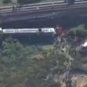 Βρετανία: Εκτροχιασμός τρένου στο Ανατολικό Σάσεξ – Αναφορές για δεκάδες εγκλωβισμένους