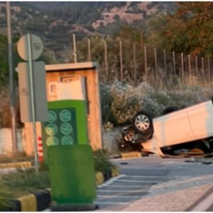 Αναστάτωση στην Ελασσόνα – Αυτοκίνητο ανετράπη και κατέληξε στην άκρη του οδοστρώματος