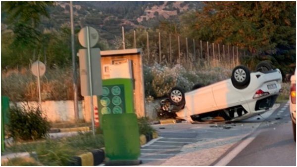 Αναστάτωση στην Ελασσόνα – Αυτοκίνητο ανετράπη και κατέληξε στην άκρη του οδοστρώματος