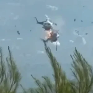 Συγκρούστηκαν δύο ελικόπτερα που επιχειρούσαν στη φωτιά στην Ψάθα – Σώοι οι δύο χειριστές του ενός ελικοπτέρου, έρευνες για το άλλο πλήρωμα