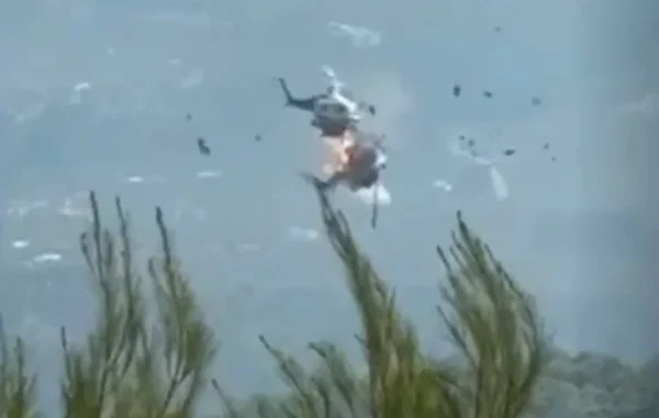 Συγκρούστηκαν δύο ελικόπτερα που επιχειρούσαν στη φωτιά στην Ψάθα – Σώοι οι δύο χειριστές του ενός ελικοπτέρου, έρευνες για το άλλο πλήρωμα