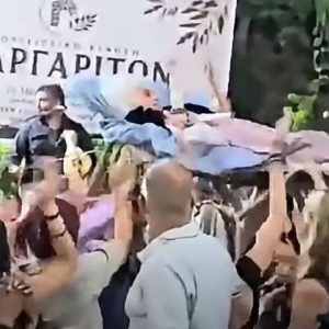 Μοντέλο του Νταλί και γλύπτρια η 90χρονη Γερμανίδα που τη μετέφεραν με ξαπλώστρα σε πανηγύρι στην Κρήτη (ΒΙΝΤΕΟ)