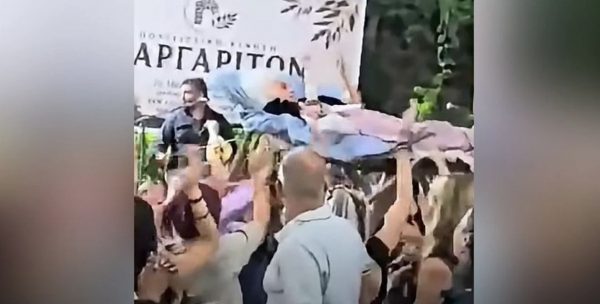 Μοντέλο του Νταλί και γλύπτρια η 90χρονη Γερμανίδα που τη μετέφεραν με ξαπλώστρα σε πανηγύρι στην Κρήτη (ΒΙΝΤΕΟ)