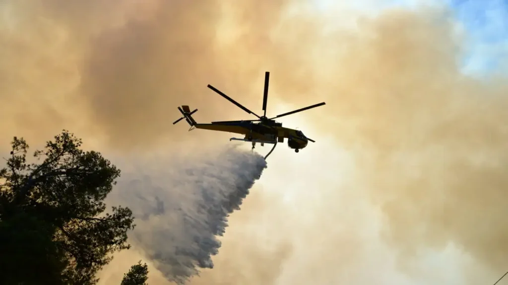 Συγκρούστηκαν δύο πυροσβεστικά ελικόπτερα που επιχειρούσαν στη φωτιά της Ψάθας - Εντοπίστηκαν ζωντανά τα μέλη και των δύο πληρωμάτων