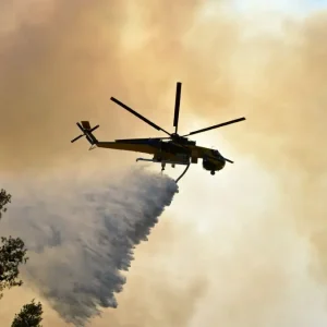Συγκρούστηκαν δύο πυροσβεστικά ελικόπτερα που επιχειρούσαν στη φωτιά της Ψάθας - Εντοπίστηκαν ζωντανά τα μέλη και των δύο πληρωμάτων