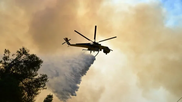 Συγκρούστηκαν δύο πυροσβεστικά ελικόπτερα που επιχειρούσαν στη φωτιά της Ψάθας - Εντοπίστηκαν ζωντανά τα μέλη και των δύο πληρωμάτων