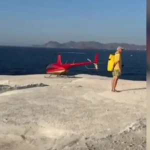 Μήλος: Μετέτρεψαν το Σαρακήνικο σε ελικοδρόμιο – «Πάρκαραν» το ελικόπτερο τους για να κάνουν μπάνιο