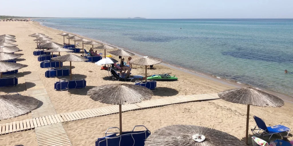 Οι 10 κανόνες που πρέπει να γνωρίζουμε για τις ελληνικές ακτές -Τι ισχύει για ξαπλώστρες, πρόσβαση και «ιδιωτικές παραλίες»