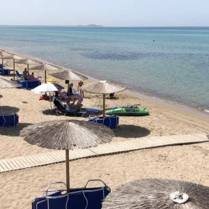 Οι 10 κανόνες που πρέπει να γνωρίζουμε για τις ελληνικές ακτές -Τι ισχύει για ξαπλώστρες, πρόσβαση και «ιδιωτικές παραλίες»