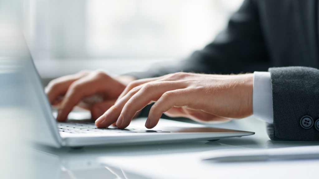 Η AI σε παρακολουθεί στη δουλειά: Τι βλέπει το αφεντικό και πώς σε «βαθμολογεί»