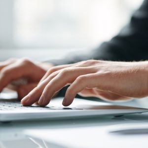 Η AI σε παρακολουθεί στη δουλειά: Τι βλέπει το αφεντικό και πώς σε «βαθμολογεί»