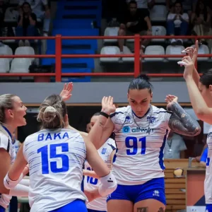 Γαλλία – Ελλάδα 0-3: Η Εθνική βόλεϊ γυναικών με μυθική εμφάνιση προκρίθηκε στα προημιτελικά του Eurovolley