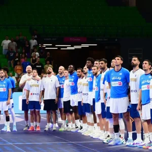 Συγκίνηση στο Ελλάδα – Κύπρος: Οι παίκτες των δυο ομάδων έψαλλαν αγκαλιά τον εθνικό ύμνο