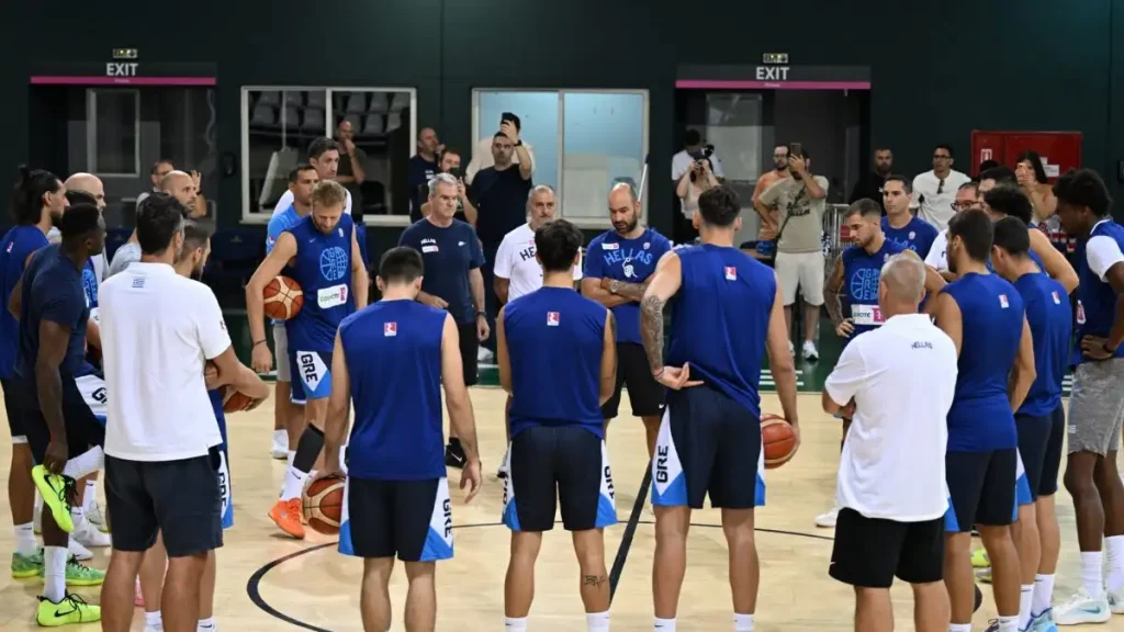 O Μάικ Μπατίστ στην προπόνηση της Εθνικής μπάσκετ στο ΟΑΚΑ – Η αγκαλιά με τον Βασίλη Σπανούλη