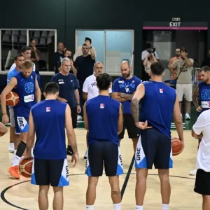 O Μάικ Μπατίστ στην προπόνηση της Εθνικής μπάσκετ στο ΟΑΚΑ – Η αγκαλιά με τον Βασίλη Σπανούλη