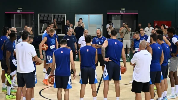 O Μάικ Μπατίστ στην προπόνηση της Εθνικής μπάσκετ στο ΟΑΚΑ – Η αγκαλιά με τον Βασίλη Σπανούλη