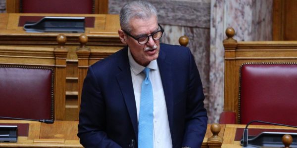 Κόντρα Τουρνά-Ζωής στη Βουλή για τις πυρκαγιές: «Υφίσταμαι συστηματικό μπούλινγκ» - «Στο στρατό έτσι μάθατε να λέτε;»