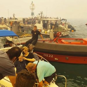 Συγκλονιστικές εικόνες από το πώς έγινε η επιχείρηση διάσωσης 250 πολιτών διά θαλάσσης στην πυρκαγιά στη Βοιωτία