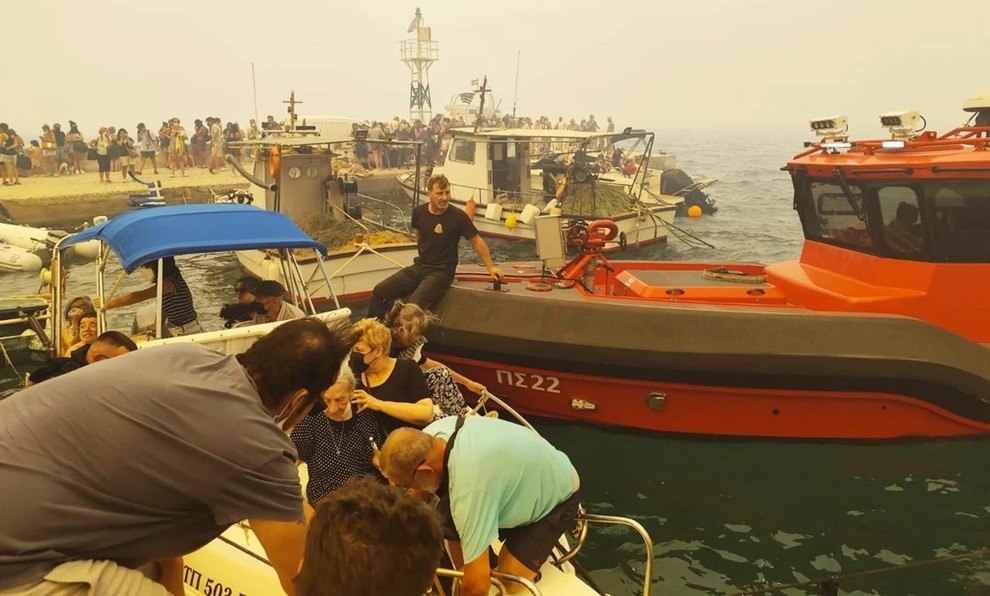 Συγκλονιστικές εικόνες από το πώς έγινε η επιχείρηση διάσωσης 250 πολιτών διά θαλάσσης στην πυρκαγιά στη Βοιωτία