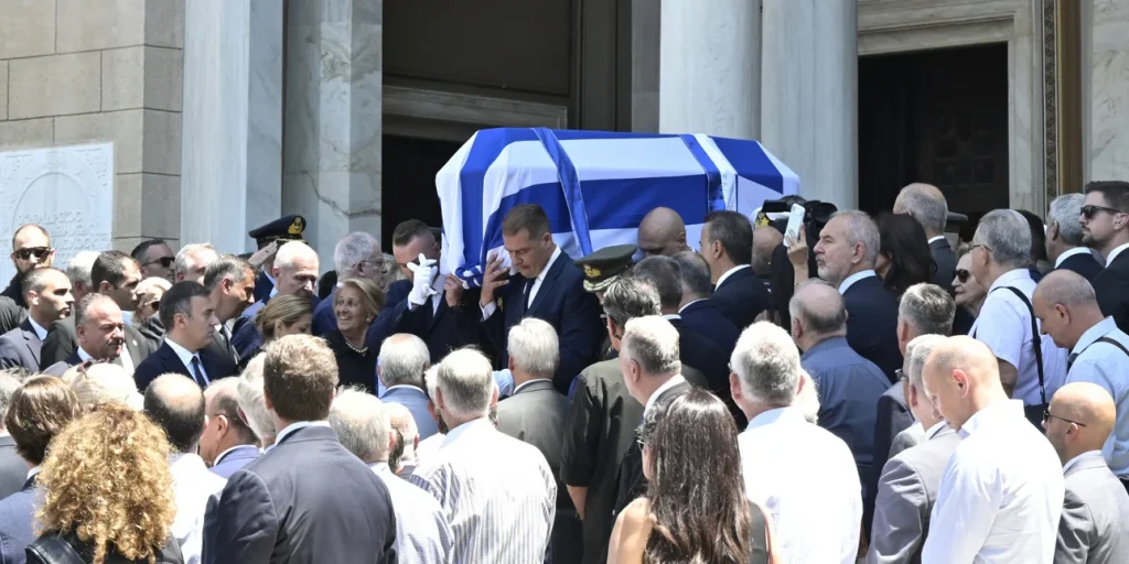 Το τελευταίο αντίο στον Γιάννη Βαρβιτσιώτη: «Ήταν φτιαγμένος από εκείνο το σπάνιο μέταλλο μιας άλλης εποχής», είπε ο Κυριάκος Μητσοτάκης στον επικήδειο