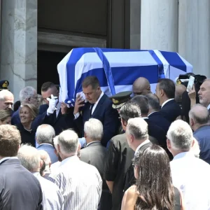 Το τελευταίο αντίο στον Γιάννη Βαρβιτσιώτη: «Ήταν φτιαγμένος από εκείνο το σπάνιο μέταλλο μιας άλλης εποχής», είπε ο Κυριάκος Μητσοτάκης στον επικήδειο