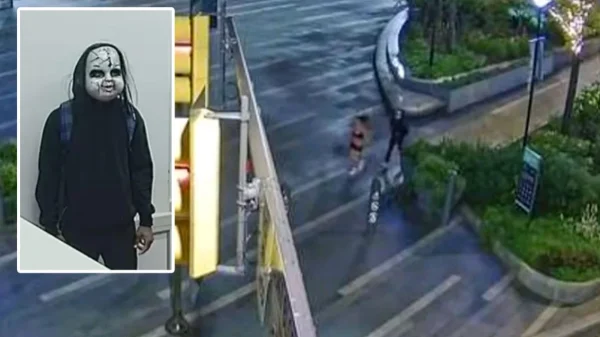 «Είσαι έτοιμη να πεθάνεις;»: Καταζητείται άνδρας με μάσκα κούκλας που τρομοκρατεί κατοίκους στη Φιλαδέλφεια, δείτε βίντεο