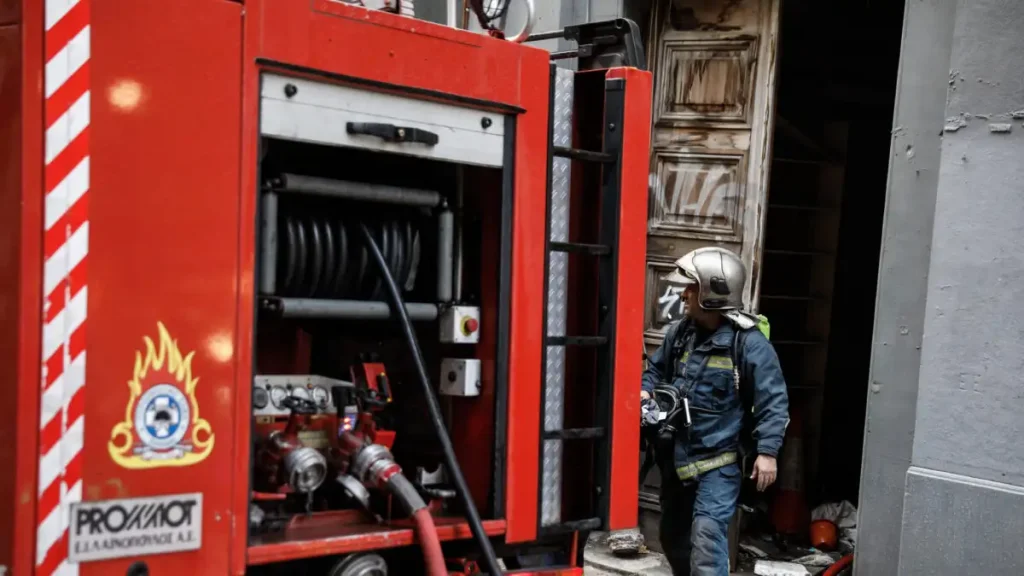 Φωτιά σε κτίριο στην Κουμουνδούρου: Πυροσβέστες απεγκλώβισαν άτομο